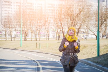 güzel kız sokakta walkin