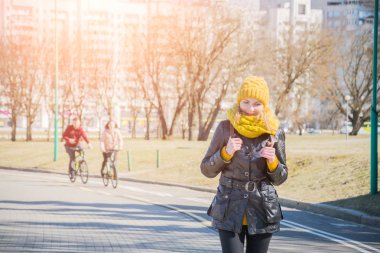 kentsel yaşam tarzı insanlara Harbour, kadın turist öğrenci sırt çantası şehir açık havada zevk Güz veya bahar mevsimi ile.
