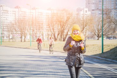 kentsel yaşam tarzı insanlara Harbour, kadın turist öğrenci sırt çantası şehir açık havada zevk Güz veya bahar mevsimi ile.