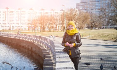 çekici kız besleme kuşlar