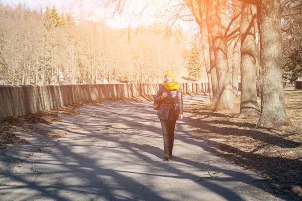 Aantrekkelijke jonge meisje lopen alleen door middel van een stadspark — Stockfoto