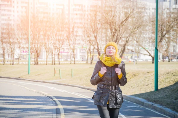 Bella ragazza walkin sulla strada — Foto Stock