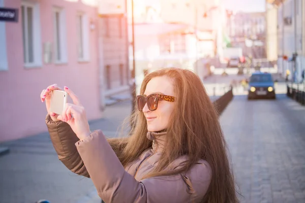 Ung skönhet kvinna gör selfie för själv smartphone — Stockfoto