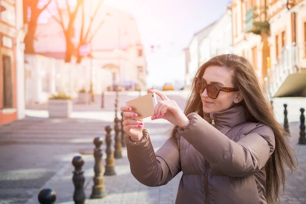 Självporträtt av vacker ung kvinna som Europeiska — Stockfoto