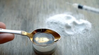 Bir kaşık üst görünümünde Ilaç eroin veya kokain Cook