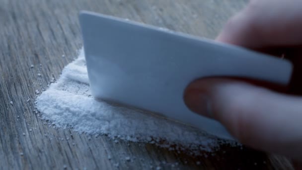 Разделение кокаина на столе — стоковое видео