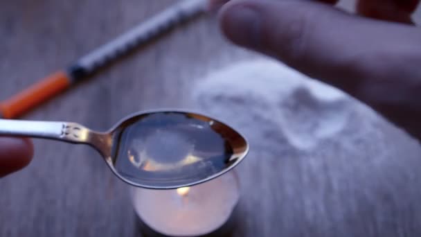 Cocinar la heroína de la droga o cocaína en una cuchara — Vídeos de Stock