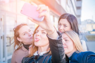 Dört genç çok çekici kadın kentsel sokaklarda selfie 'ler almak