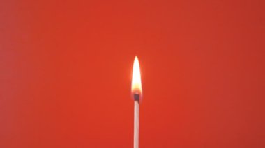 küçük maç kırmızı arka planda ortasında yanıklar