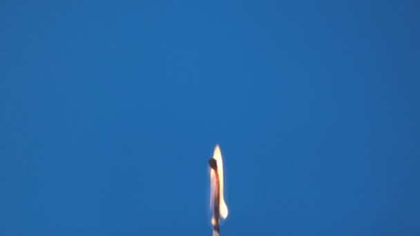 allumette brûlante, vue du milieu .