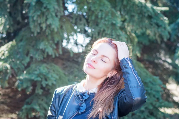 Retrato de uma menina bonita com cabelo vermelho — Fotografia de Stock