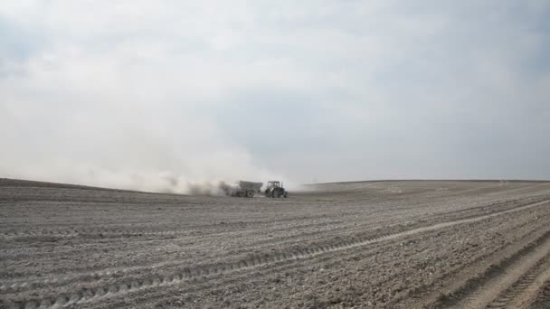 Тракторні роботи на весняному полі підгодовують ґрунт для посадки культур — стокове відео