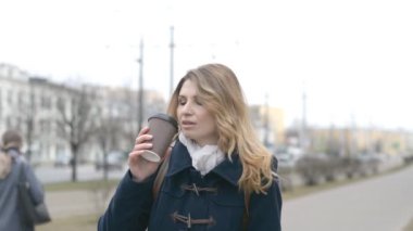 Kadın yüz kentsel yaşam tarzı görünüm içme kahve