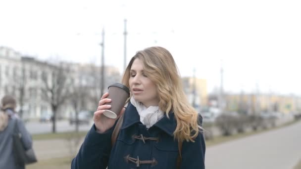 Mujer cara estilo de vida urbano ver beber café — Vídeo de stock