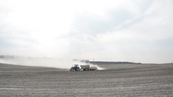 Düngemittel für landwirtschaftliche Felder — Stockvideo