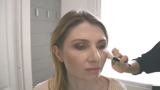 Makijaż kobieta pracuje z modelami twarzy — Wideo stockowe