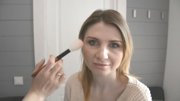 Maquillaje mujer trabaja con modelos cara — Vídeos de Stock