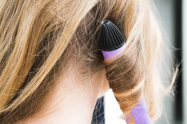 Parrucchiere arricciacapelli donna capelli con ferro elettrico arricciacapelli pinza — Foto Stock