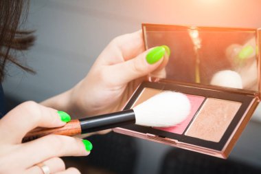 Fırça ile mineral toz temeli