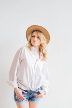 Beyaz tee gömlek ve denim şort güzel kadın