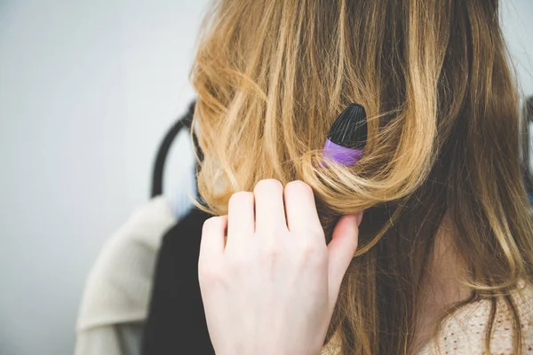 Moda e dovere concetto, parrucchiere arricciacapelli capelli donna con ferro elettrico arricciacapelli pinza — Foto Stock