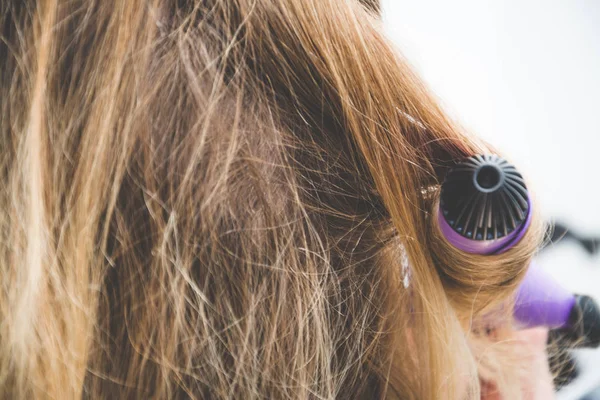 Moda e dovere concetto, parrucchiere arricciacapelli capelli donna con ferro elettrico arricciacapelli pinza — Foto Stock