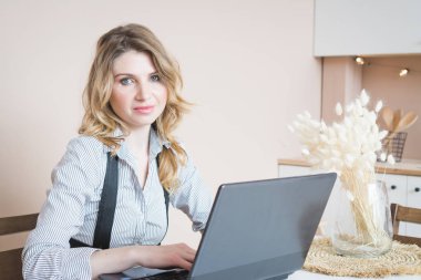 Mutlu Genç Güzel Kadın Laptop Kullanıyor, İçerde