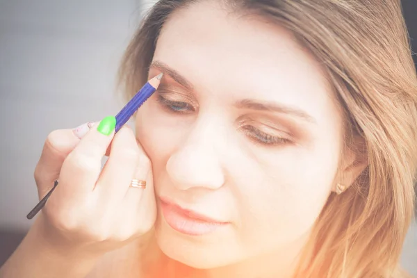 Processen med at gøre makeup kunstner arbejder med børste på model ansigt - Stock-foto