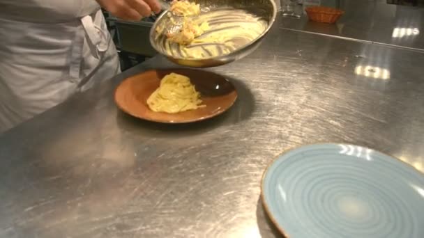 Tar ut kokande italiensk pasta med tång i restaurang — Stockvideo