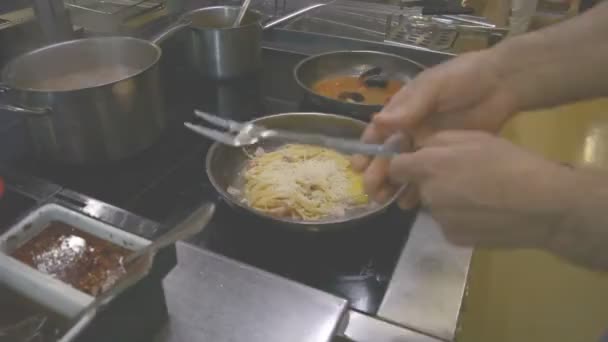 Ο σεφ ετοιμάζει μια μακαρονάδα με ιταλικά ζυμαρικά σε ένα εστιατόριο — Αρχείο Βίντεο