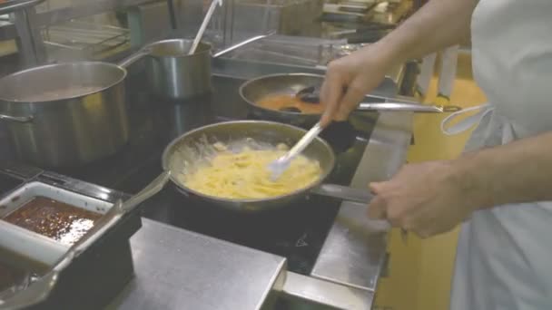 Шеф-повар готовит итальянские спагетти в ресторане — стоковое видео