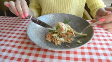 ton balığı salatası, yumurta, taze salata yaprakları, Güzel diyet gıda ile kadın elleri bıçak ve çatal ve plaka