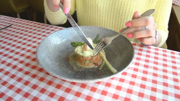 Kvinnliga händer kniv och gaffel och tallrik med tonfisk sallad, ägg, färska salladsblad, vacker diet mat — Stockvideo