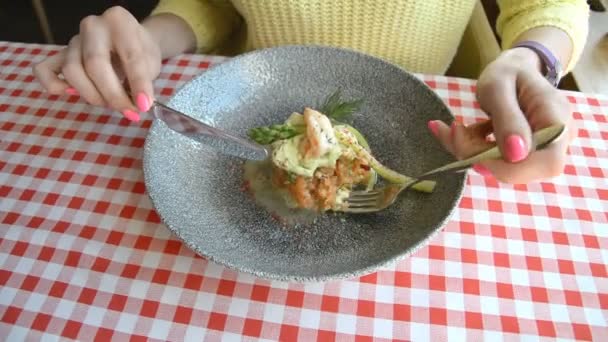 Cuchillo de mano hembra y tenedor y plato con ensalada de atún, huevos, hojas frescas de ensalada, Hermosa comida dietética — Vídeos de Stock