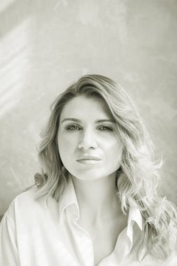 Güzel bir kızın siyah beyaz portresi