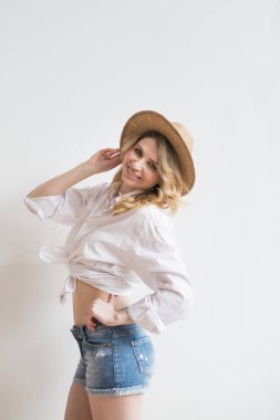 beyaz zemin üzerinde seksi kız