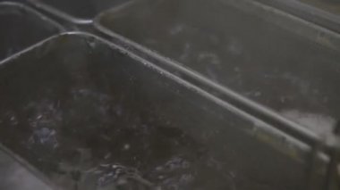 Restoranda ticari mutfakta kaynar yağ