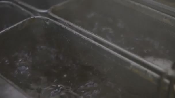 Кип'ятіння олії на комерційній кухні в ресторані — стокове відео