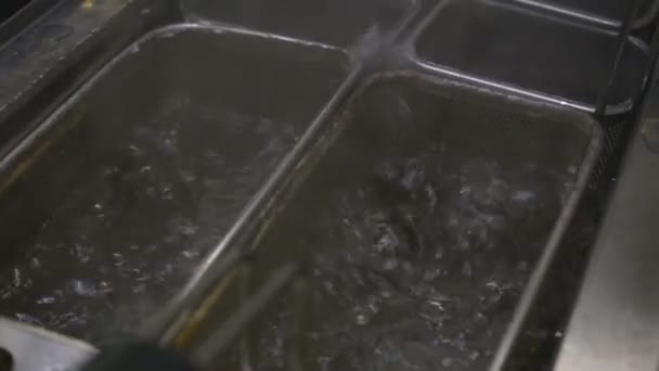 Пузырьки из кипящей масляной воды на кухне ресторана быстрого питания — стоковое видео