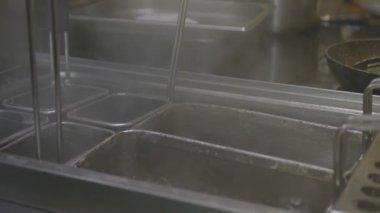 patates kızartması veya diğer yemekler pişirmek için mutfakta yağ ile kaynayan tava