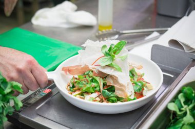 Taze sebze, sos ve jambon ile lezzetli bir İtalyan salatası pişirme