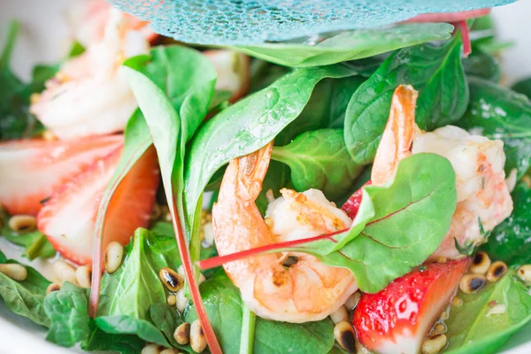 Foto de primer plano de ensalada con gambas tigre y fresas — Foto de Stock