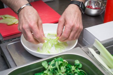 Aşçılar elleri yavaşça plaka üzerine yeşil bir elma yerleştirin