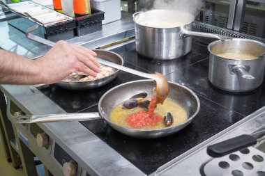 Domates soslu midye pişirme