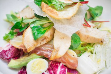 Izgara tavuk, pastırma, sebze yaprakları ile salata Bölümü