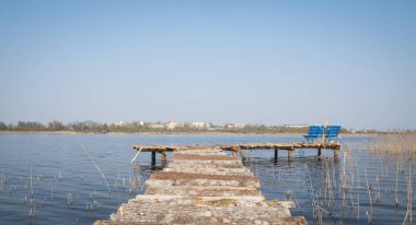 Bir göl ve eski bir köprü ile Peyzaj