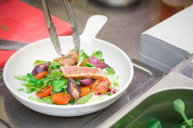 aşçı domates ile taze bir salata hazırlar