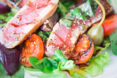 sağlıklı gıda arka plan veya doku, kırmızı balık, domates, balsamik baharatlı taze lezzetli sebze salatası