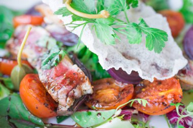 sağlıklı gıda arka plan veya doku, kırmızı balık, domates, balsamik baharatlı taze lezzetli sebze salatası