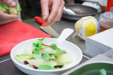 yeşil elma, armut, portakal ve taze sebze ile taze vejetaryen salata pişirme